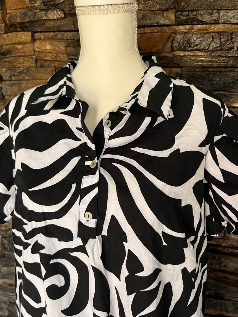 MSK Black & White Abstract Buttoned dress - Picture 7 of 13
